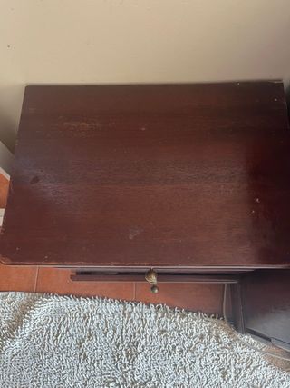 Mesa de cabeceira em madeira