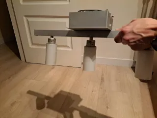 Lámpara de techo plateada y blanca. 3 luces