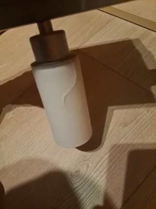 Lámpara de techo plateada y blanca. 3 luces