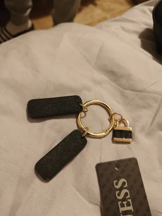 Llavero Guess Dorado con Etiqueta