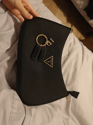 Llavero Guess Dorado con Etiqueta