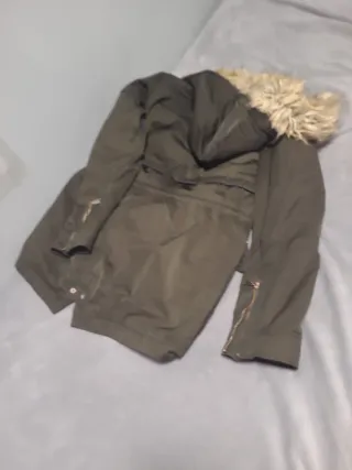 Chaqueta verde con capucha y pelo