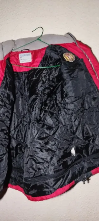 Chaqueta roja y negra