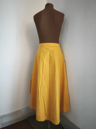 Falda asimétrica amarilla