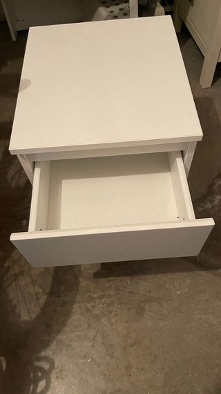 Mueble blanco de plástico