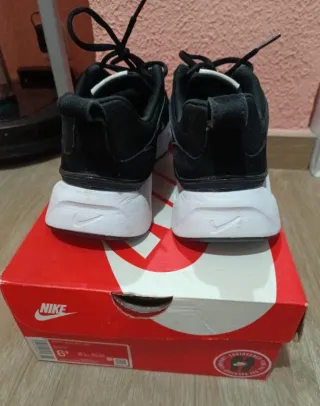 Zapatillas Nike RYZ 365 Negras y Blancas