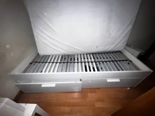 Cama blanca con cajones