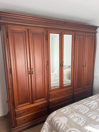Armario clásico de madera con espejos