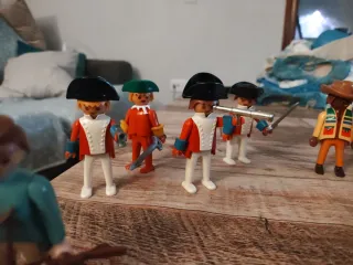 Playmobil figuras indios y soldados