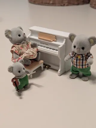 Familia Koala Sylvanian con Piano