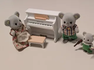 Familia Koala Sylvanian con Piano