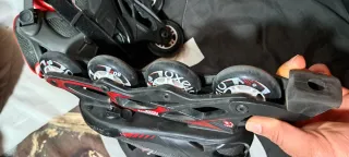 Patines en línea negros y rojos