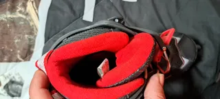 Patines en línea negros y rojos