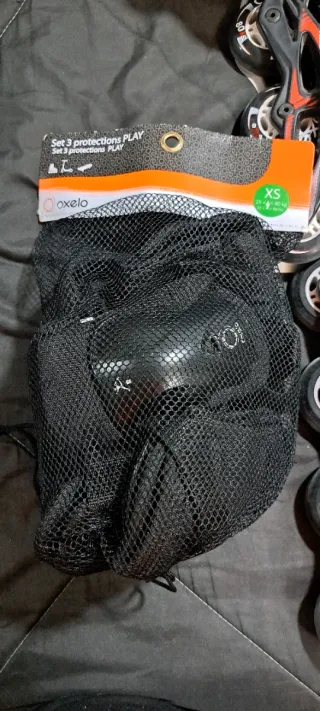 Patines en línea negros y rojos