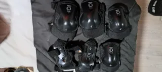 Patines en línea negros y rojos