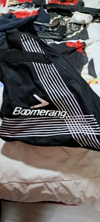 Patines en línea negros y rojos