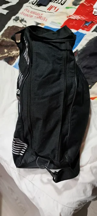 Patines en línea negros y rojos