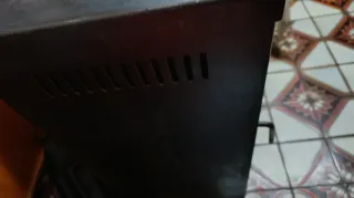 Chimenea de leña metálica con puerta de cristal