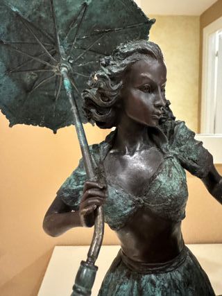 Escultura de bronce mujer base mármol