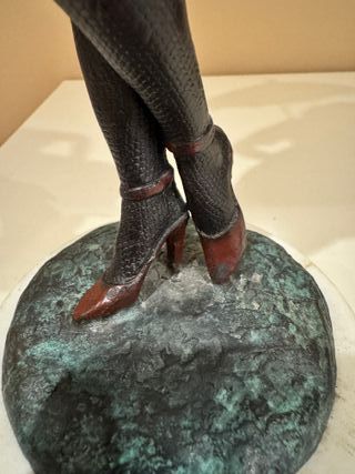 Escultura de bronce mujer base mármol