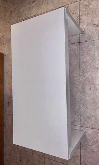 Mesa blanca de madera y metal