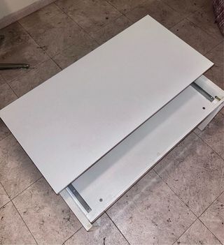 Mesa blanca de madera y metal