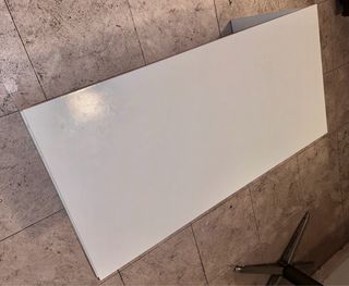 Mesa blanca de madera y metal