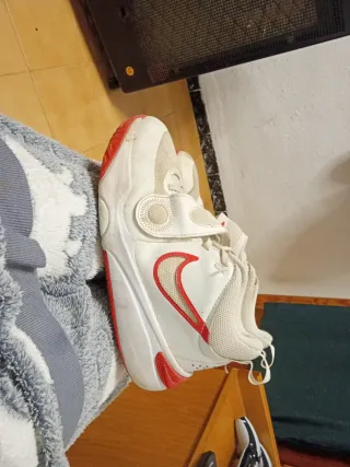 Zapatillas Nike Blancas y Rojas