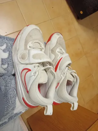 Zapatillas Nike Blancas y Rojas