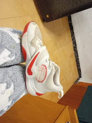 Zapatillas Nike Blancas y Rojas