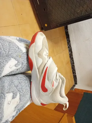 Zapatillas Nike Blancas y Rojas