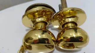 Manilla de puerta dorada con picaporte