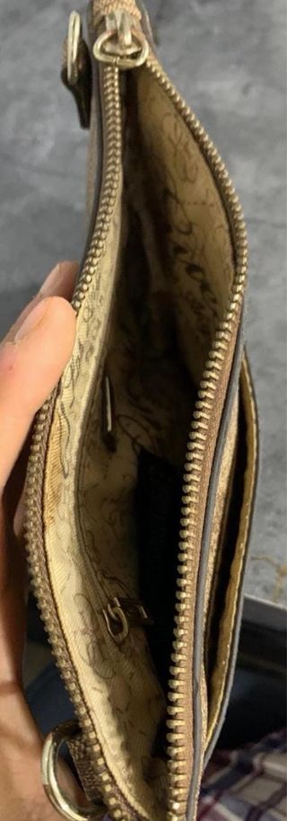 Bolsito de mano Guess