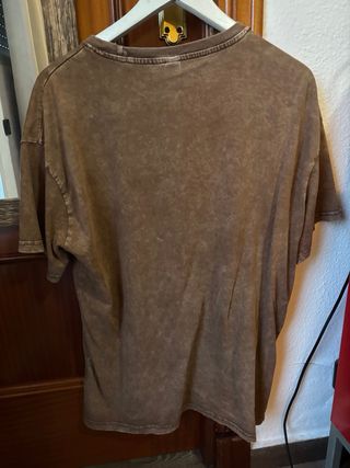 Camiseta marrón con estampado