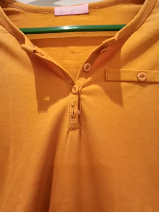 Camiseta Mostaza con Botones