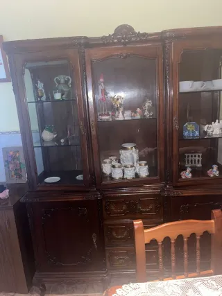 Vitrina de madera y cristal