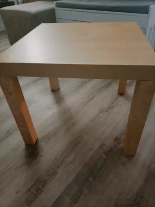 Mesa auxiliar cuadrada Ikea madera clara