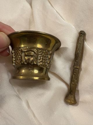 Mortero y mano di bronzo in miniatura