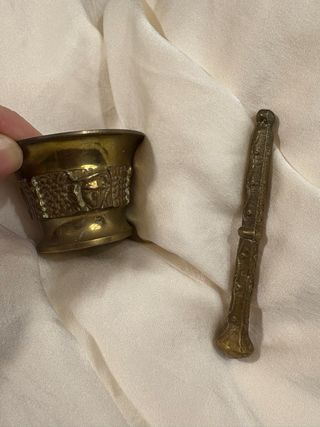 Mortero y mano di bronzo in miniatura