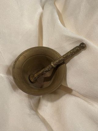 Mortero y mano di bronzo in miniatura