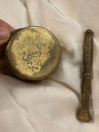 Mortero y mano di bronzo in miniatura