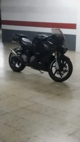 Hyosung GT 125 R.  Moto Deportiva Negra 125cc.