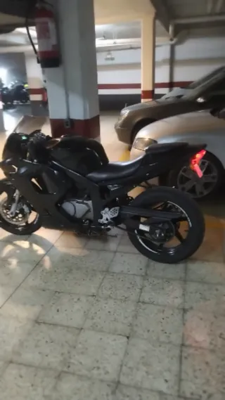 Hyosung GT 125 R.  Moto Deportiva Negra 125cc.