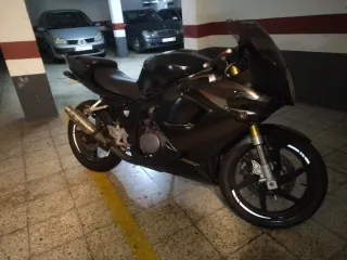 Hyosung GT 125 R.  Moto Deportiva Negra 125cc.