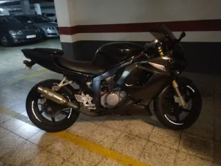 Hyosung GT 125 R.  Moto Deportiva Negra 125cc.