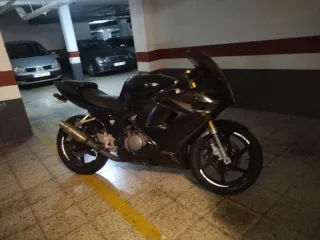 Hyosung GT 125 R.  Moto Deportiva Negra 125cc.