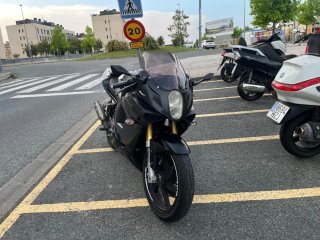 Hyosung GT 125 R.  Moto Deportiva Negra 125cc.