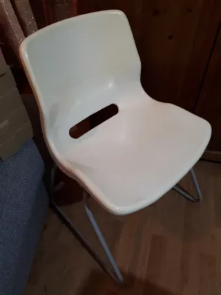 Silla blanca de plástico y metal