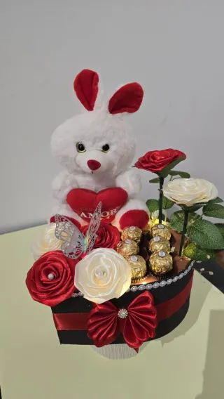 Oso de peluche con flores y chocolates