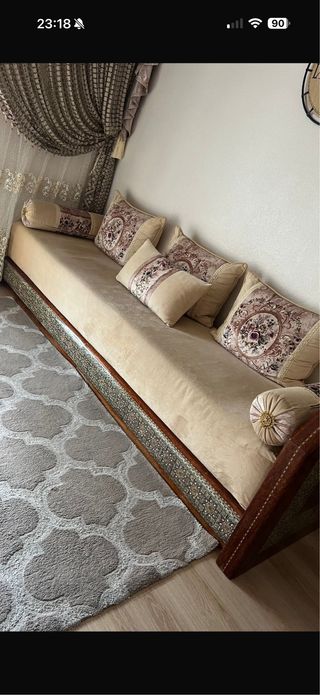 Sofá beige con detalles de madera estilo arabe